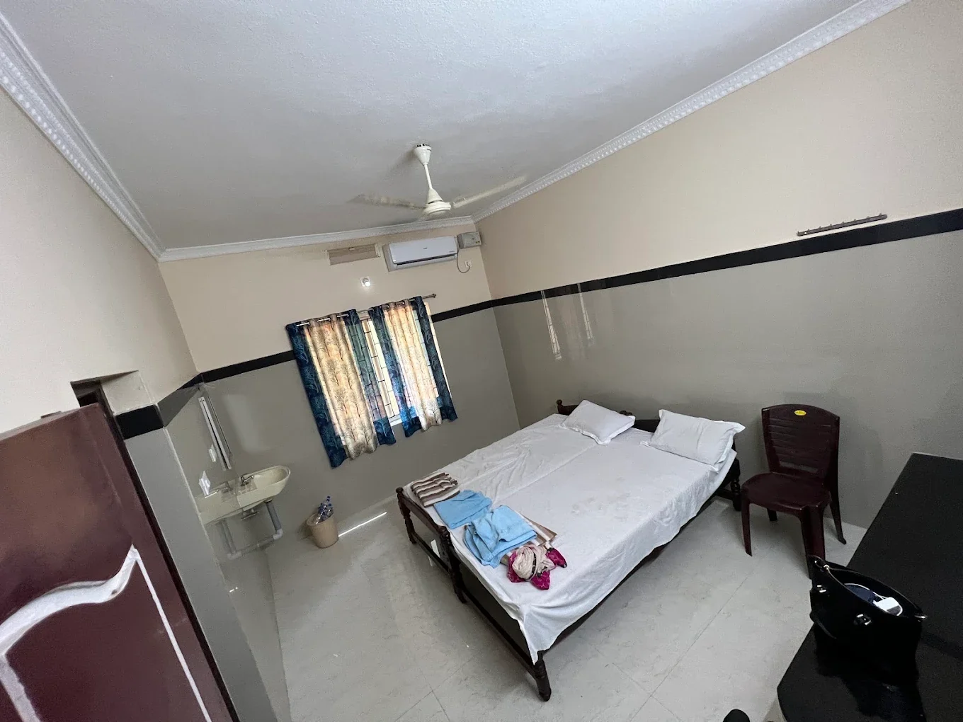 Super Deluxe room at Vidhathri Tourist Home in Kollur